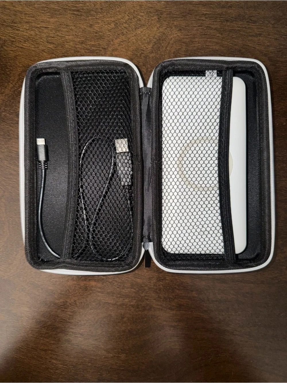WIRELESS CHARGING POWER BANK, AC Plug / Built-in charging cables